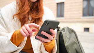 Смартфон. Девушка / Фото: benzoix / freepik.com