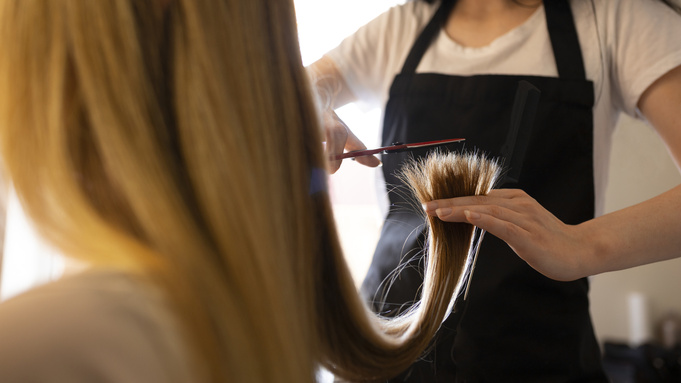 Парикмахер. Стрижка / Фото: freepik.com