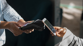 Оплата телефоном. Эквайринг / Фото: freepik