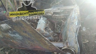 Обгоревший автомобиль / Фото: "Инцидент Барнаул"