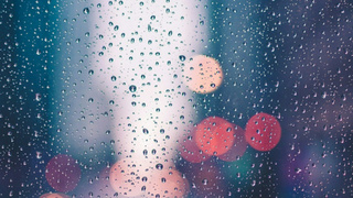 Капли дождя на стекле / Фото: unsplash.com