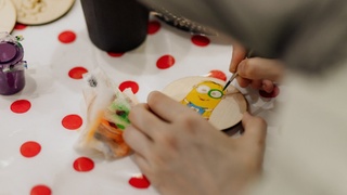 Роспись деревянных значков / Фото предоставлено организаторами мероприятия