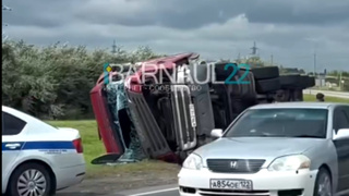 Перевернувшаяся фура / Фото: Barnaul 22