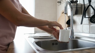 Женщина. Вода в кране / Фото: freepik.com