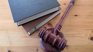 Молоток судьи / Фото: pxhere.com/ru/photo/1330304