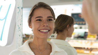 Девушка. Улыбка. Покупки / Фото: freepik