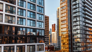 Современные высокие многоквартирные дома / Фото: freepik.com