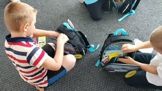 Вручение школьных принадлежностей / Фото: фонд "Мой Алтай"