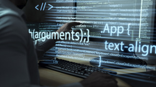 Человек, работающий с кодами на компьютере / Фото: freepik.com