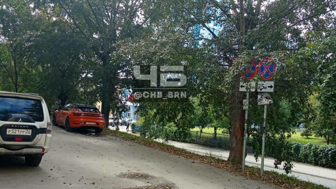 Стоянка автомобилей / Фото: "Черное и Белое Барнаул"