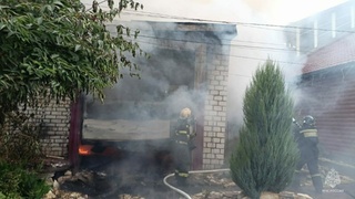 Пожар на улице Некрасова / Фото: МЧС Алтайского края