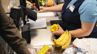 Человек делает покупки. Супермаркет. Касса / Фото: freepik.com