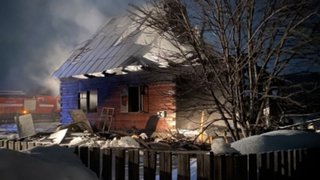 Сгоревший дом в Турочаке / Фото: пресс-служба СУ СК России по Республике Алтай