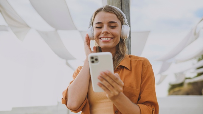 Смартфон. Девушка / Фото: пресс-служба T2