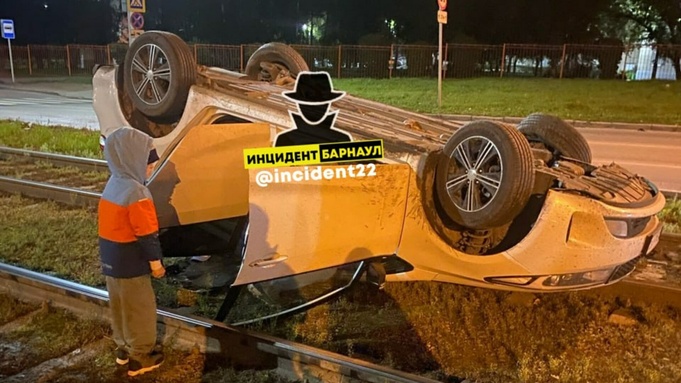 ДТП на кольце Юрина — Малахова / Фото: "Инцидент Барнаул"