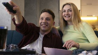 Семья смотрит телевизор / Фото: freepik.com