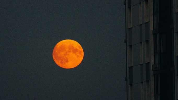 Восход Луны 17 сентября в Барнауле / Фото: amic.ru