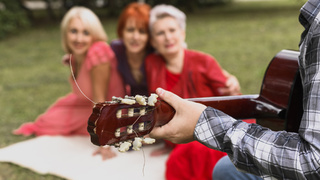 Лагерь для взрослых. Песни под гитару / Фото: freepik.com