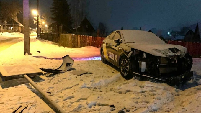 Автомобиль такси после аварии / Фото: СК по Алтайскому краю
