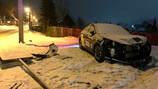Автомобиль такси после аварии / Фото: СК по Алтайскому краю