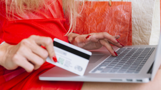 Женщина с банковской картой. Ноутбук / Фото: freepik.com