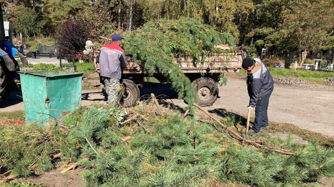 Субботник на кладбище / Фото: barnaul.org