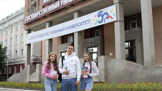 Студенты на фоне вуза / Фото: АлтГУ