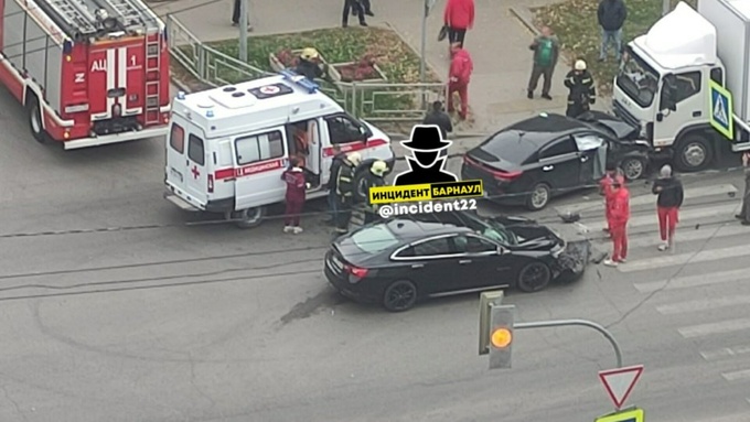 ДТП на пересечении Комсомольского и Союза Республик / Фото: "Инцидент Барнаул"