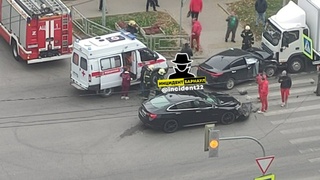 ДТП на пересечении Комсомольского и Союза Республик / Фото: "Инцидент Барнаул"