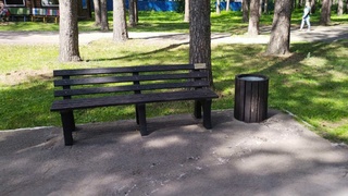 Скамейка и урна из переработанного пластика / Фото предоставлено пресс-службой Сбера