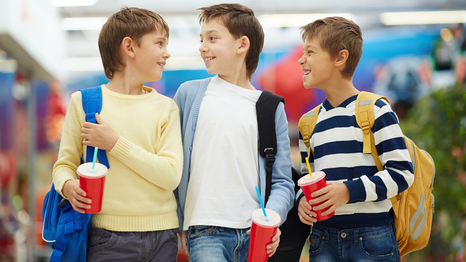 Школьники в магазине / Фото: pressfoto / freepik.com