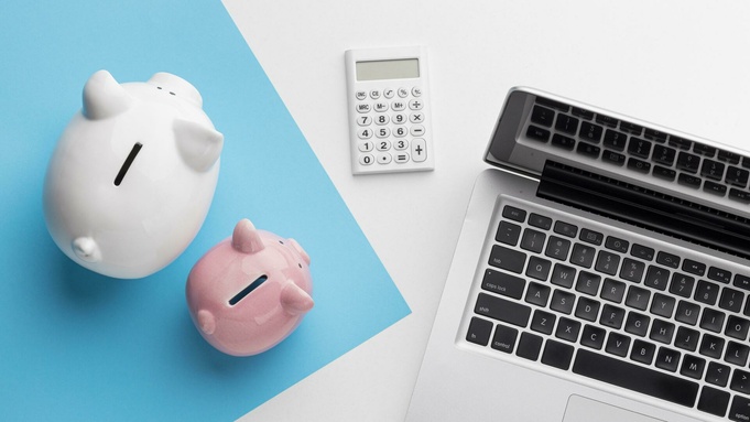 Ноутбук. Копилки. Бюджет / Фото: freepik.com