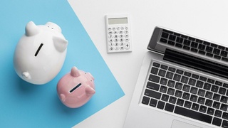 Ноутбук. Копилки. Бюджет / Фото: freepik.com