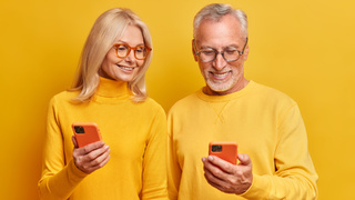 Люди старшего поколения. Смартфон / Фото: wayhomestudio / freepik.com