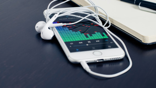 Смартфон и наушники / Фото: pxhere.com/ru/photo/911800