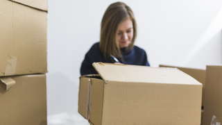 Люди ждут переезд. Коробки / Фото: freepik.com