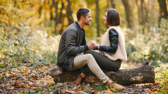 Влюбленная пара на природе / Фото: Geometrika lounge&hotel