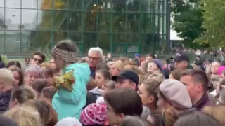 Давка на раздаче тыкв / Кадр из видео 