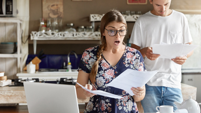 Семейная пара оплачивает счета / Фото: wayhomestudio / freepik.com