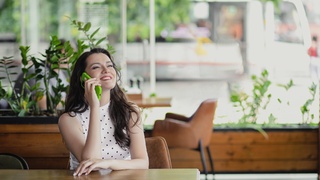 Девушка с телефоном / Фото пресс-службы МегаФона