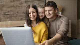 Ноутбук. Семья / Фото: freepik.com