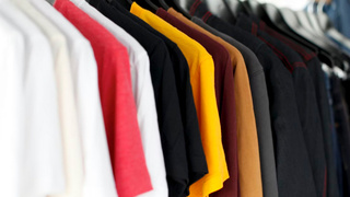 Одежда на вешалке / Фото: unsplash.com