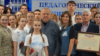 Активисты и Владимир Шаманов / Фото: пресс-служба партии "Единая Россия"