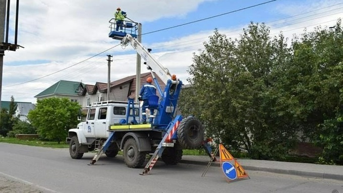 Работы по устройству линий наружного освещения в Барнауле / Фото: администрация Барнаула