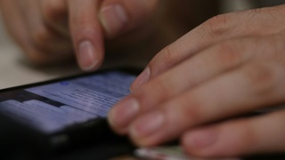 Пользователь смартфона / Фото: unsplash.com