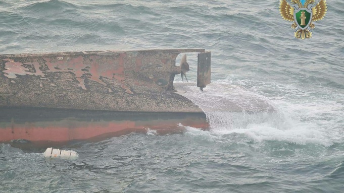 Перевернувшееся судно / Фото: Дальневосточная транспортная прокуратура