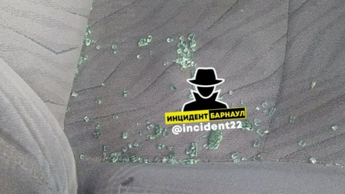 Осколки стекла на сиденье / Фото: "Инцидент Барнаул"