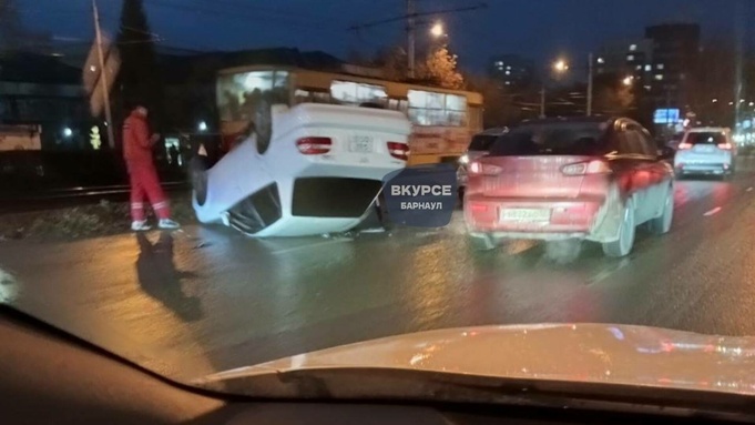 Перевернувшийся автомобиль / Фото: "В курсе 22"