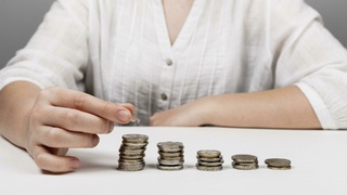 Монеты. Женщина / Фото: freepik.com