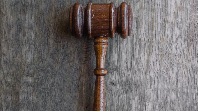 Судейский молоток / Фото: unsplash.com / Wesley Tingey